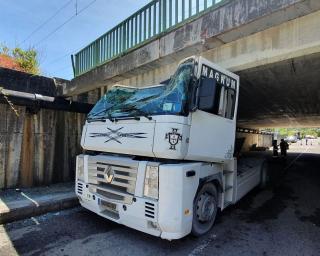 Acidente: Camionista ferido gravemente em acidente num viaduto em Oiã.