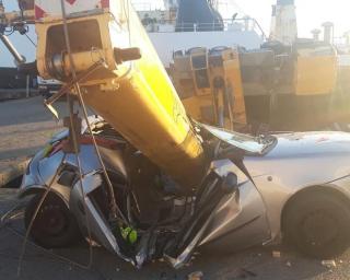 Grua destruiu carro e afundou barco na Gafanha da Nazaré.
