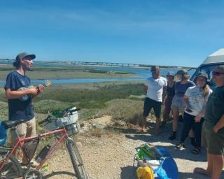 Movimento 'Não Lixes' satisfeito com evolução nas 'obras' de limpeza dos Passadiços na Barra. 'Viajante do Lixo' hoje na região.