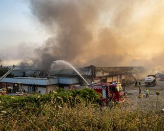 Fogo destrói várias empresas em Castelo de Paiva.