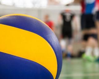 Alunos da Escola da Barra aprendem a jogar voleibol em projeto apoiado pela Federação Portuguesa de Voleibol e pela Câmara de Ílhavo.