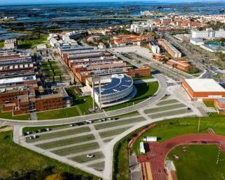 Universidade de Aveiro assinala abertura do ano letivo com entrega de bolsas aos novos alunos.