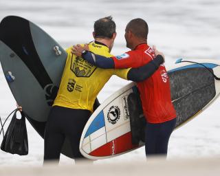 Dois portugueses continuam na luta pelo Kneeboard Surfing World Title em Open.