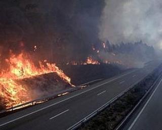 Principais vias de comunicação cortadas à circulação devido aos incêndios.