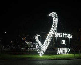 Arte Nova inspira iluminação de Natal em Aveiro até 2025.
