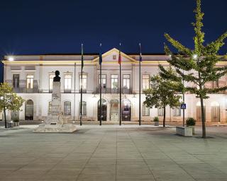 Câmara de Anadia ajuda Associação das Geminações da Vila de Sangalhos (AGVS) na realização da Feira de Artesanato e Sabores.