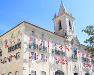 Feriado Municipal de Aveiro: Avenida D. António Francisco dos Santos e os Arcanjos de Paulo Neves em destaque.