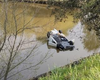 Mamodeiro: Despiste projeta automóvel para as águas da Pateira. (Jornal da Bairrada)