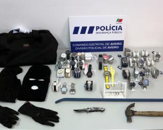 Assalto a ourivesaria no Fórum Aveiro travado pela PSP. Ladrões ameaçaram funcionária com arma branca e levaram 40 mil euros em objetos de ouro e relógios. 