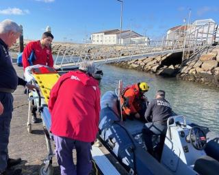 Jovem irlandesa resgatada do mar na praia da Costa Nova. Estava em iminente "perigo de afogamento".