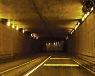 Túnel da Avenida de Santa Joana com trânsito cortado na passagem inferior.