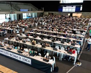 A Universidade de Aveiro vai premiar os vencedores do 12.º ano nas Competições Nacionais de Ciência com um ano de propinas. Vencedores vão poder estudar na Universidade de Aveiro (UA) com um ano de propinas totalmente pago.  A iniciativa pretende premiar o mérito académico e incentivar os estudantes do ensino secundário a prosseguirem estudos no ensino superior, reforçando a ligação entre a ciência e a formação universitária. O maior evento educativo nacional dedicado à ciência e ao conhecimento para alunos