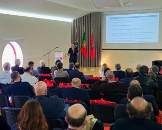 Agostinho Branquinho em conferência sobre o papel da economia social nas associações de bombeiros.
