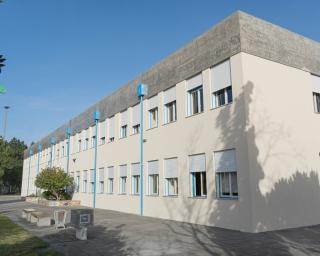 Escola Básica da Gafanha da Encarnação apresenta-se de “cara lavada” com pintura exterior renovada.