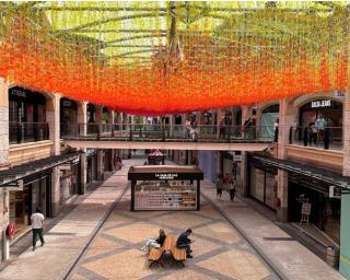 forum aveiro apresenta instalacao decorativa de verao
