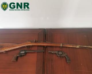 GNR identificou dois homens por posse ilegal de arma de fogo.