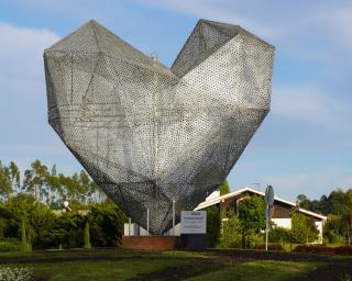 Oliveira do Bairro: Escultura “O Coração da Bairrada” instalada na entrada sul da cidade.