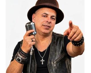 Pedro Russo canta a felicidade.
