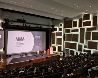  alunos, professores e assistentes operacionais do concelho em ações de formação e sensibilização destinadas a combater o estigma e a discriminação associados às pessoas em situação de sem-abrigo.