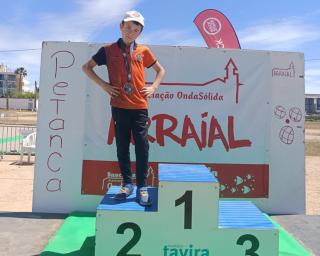 Bussola em podio de campeonato de petanca
