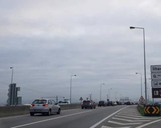 Veículo pesado capotou na A25. Trânsito condicionado no acesso a Aveiro.