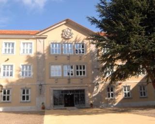Escolas sob ameaça de corte no papel. PS diz que cheira a política local.