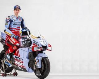 Aveiro: Alex Marquez estaciona a moto Ducati do Moto GP na Oli.