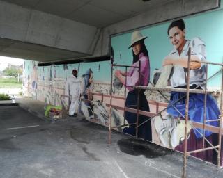 Gafanha da Nazaré: Este mural quis fazer homenagem às antigas mulheres das secas do bacalhau - António Conceição.