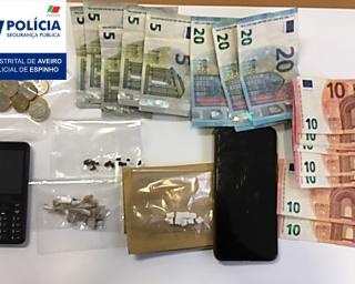 PSP de Espinho deteve suspeito de tráfico de estupefacientes.