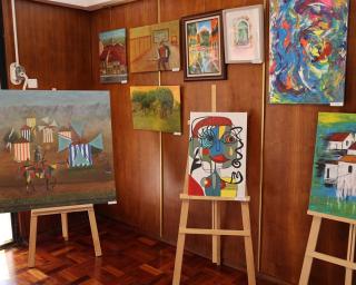 alunos da Universidade Sénior da Curia assinam exposicao de artes