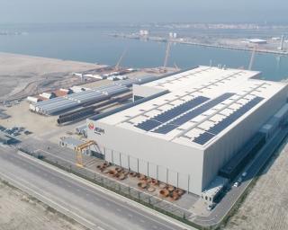 Ministro do Ambiente visita unidade de pás eólicas no Porto de Aveiro.