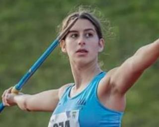 Mariana Santos garante três títulos distritais de atletismo.