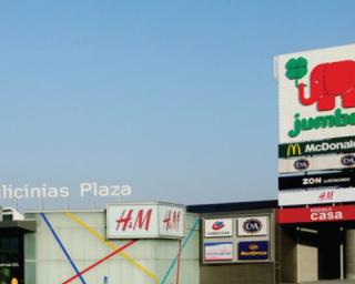 Auchan Retail Portugal hasteia em Aveiro nova bandeira do grupo. 