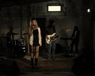 aura lança tema de homenagem a vitimas de violencia domestica