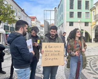 Dezenas protestam em Aveiro pelo direito à habitação acessível.