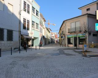 Troço da Rua do Gravito já aberto ao trânsito. Obras prosseguem no local.