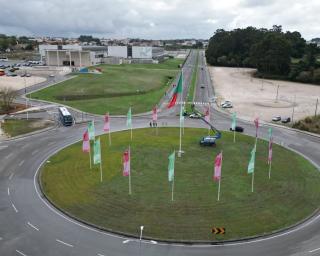 bandeira gigante assinala aniversario da republica