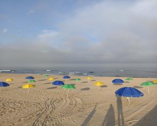 Guarda-sóis na Praia da Barra incentivam à reciclagem.