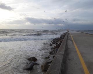 Homem ferido em queda no molhe sul da Praia da barra.