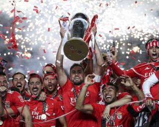 Casa do Benfica mostra taça de campeão nacional de futebol.