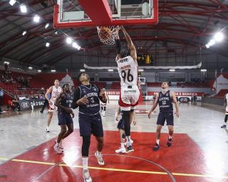 Liga de Basquetebol: Benfica vence Oliveirense e está a uma vitória da Final.