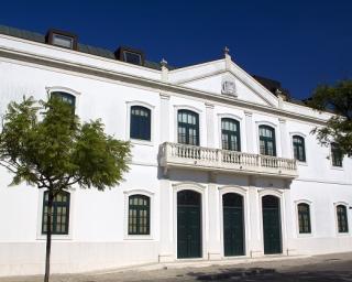 Biblioteca de Oliveira do Bairro reabre ao público.