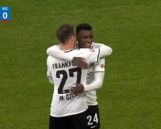 Aurélio Buta marca pelo Eintracht Frankfurt.