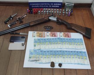 PSP: Buscas domiciliárias resultam na detenção de dois homens e apreensão de armas, droga e dinheiro.