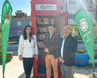 Fundação Altice inaugura em Cacia cabine telefónica dedicada aos livros.