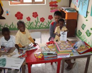 Vagos: Material escolar oferecido a escolas de Cabo Verde.