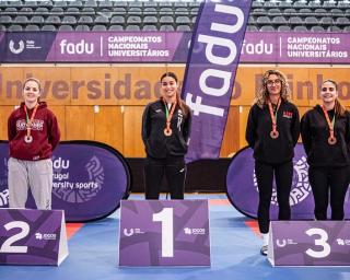 carolina lopes é tricampea universitária de karate