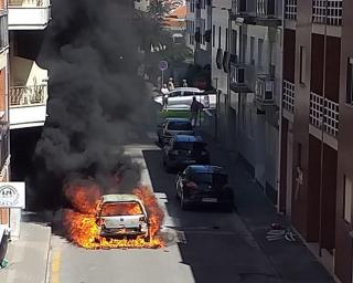  Viatura incendeia-se quando seguia em marcha num arruamento da praia da Barra.