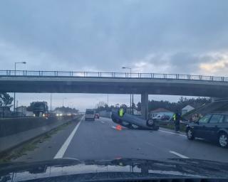 A25 condicionada com capotamento e choque em cadeia. Madrugada de inundações em caves.