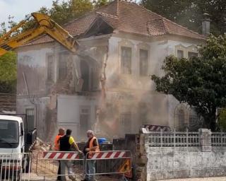 Antiga sede da CERCIAV em processo de demolição.